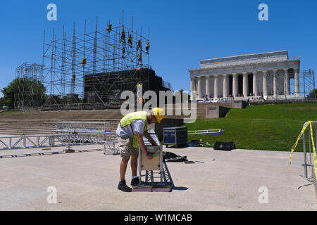 Les travailleurs mis en place pour le prochain événement du 4 juillet "un hommage à l'Amérique latine" à les marches du Lincoln Memorial le 30 juin 2019, à Washington, D.C. Banque D'Images