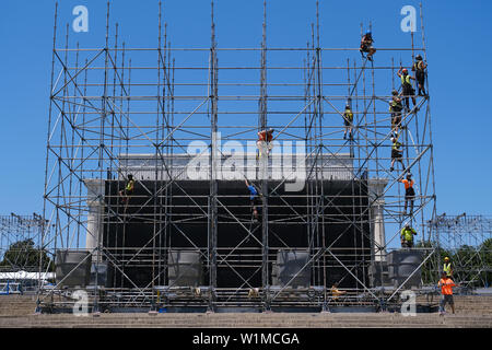 Les travailleurs mis en place pour le prochain événement du 4 juillet "un hommage à l'Amérique latine" à les marches du Lincoln Memorial le 30 juin 2019, à Washington, D.C. Banque D'Images