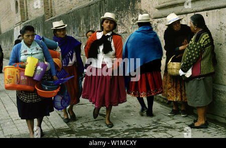 Indio femmes près de Cuenca Cathedral, Cuenca, Équateur Amérique du Sud Banque D'Images