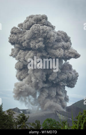 Close up d'un nuage de cendres l'augmentation des kilomètres de haut après une éruption du volcan actif sur Tavurvur Matupi Islande, la Papouasie-Nouvelle-Guinée, New Britain, Sou Banque D'Images