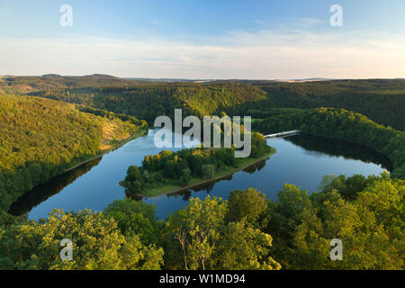 Barrage Saale près de Burgk château, parc naturel Thueringer Schiefergebirge / Obere Saale, Thuringe, Allemagne Banque D'Images