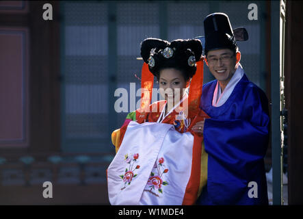 Wedding couple en costumes traditionnels coréens, Kyo, Séoul, Corée du Sud, Asie Banque D'Images