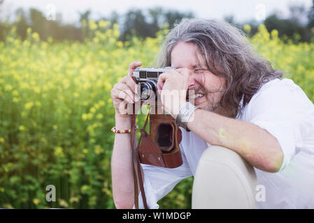 Man avec old school vintage camera, Bavière, Allemagne Banque D'Images