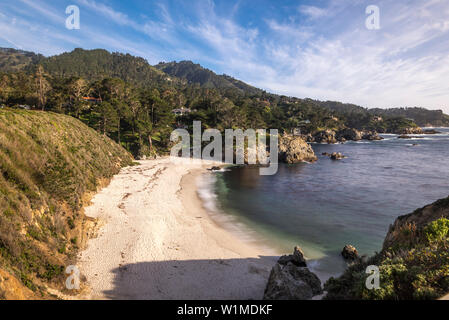 Regardant vers le bas sur la plage de Gibson. Point Lobos State Reserve, Carmel, California, United States. Banque D'Images