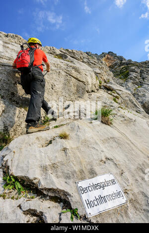 L'homme ordre croissant Route de corde fixe, Hochthronklettersteig, route de corde fixe Hochthron, Untersberg, Berchtesgadener Hochthron, Alpes de Berchtesgaden, la Ba Banque D'Images