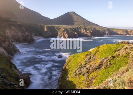 Océan et vue sur la côte rocheuse. Garrapata State Park, de la côte de Monterey, Californie, États-Unis. Banque D'Images