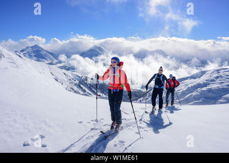 Trois personnes ski vers Pallspitze Pallspitze, croissant, Langer Grund, Kitzbuehel, Tyrol, Autriche Banque D'Images