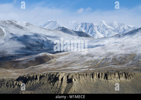 Vue depuis la vallée de Muktinath vers Purkung Himal, Mustang, Népal, Himalaya, Asie Banque D'Images