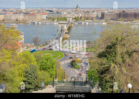 Place Clark Adam avec le pont des chaînes et la ville en arrière-plan, Budapest, Hongrie Banque D'Images