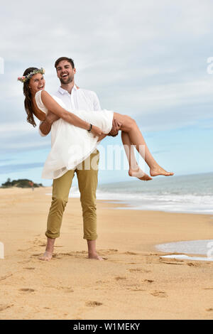 Couple de mariés sur la plage de Vale do Lobo, Algarve, Portugal Banque D'Images