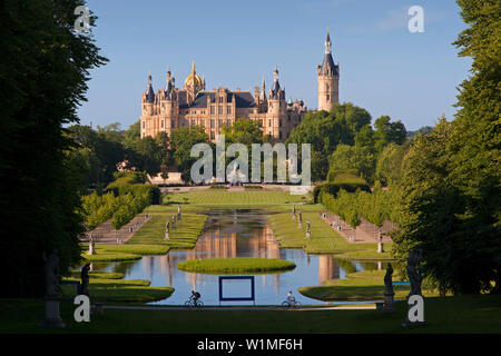 Les cyclistes en avant du château de Schwerin, Western-Pomerania Mecklenburg, Allemagne Banque D'Images