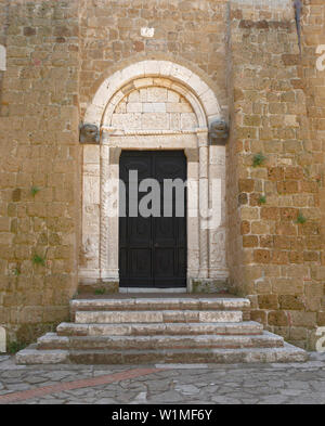 SOVANA, Toscane, Italie - 16 juin 2019 - Entrée de la Concattedrale dei Santi Pietro e Paolo aka cathédrale Duomo de Sovana, avec des sculptures antiques. Banque D'Images