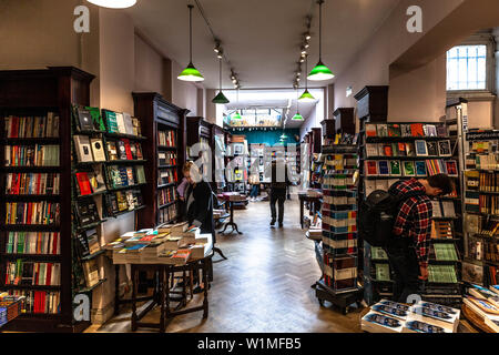 Intérieur de Daunt Books, Marylebone High Street Londres, Angleterre, Royaume-Uni. Banque D'Images