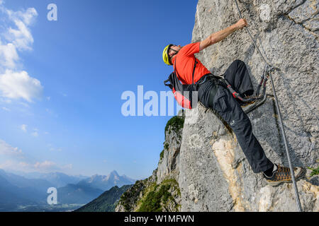 L'homme ordre croissant Route de corde fixe, Watzmann en arrière-plan, Hochthronklettersteig, route de corde fixe Hochthron, Untersberg, Berchtesgadener Hochthron, Berc Banque D'Images