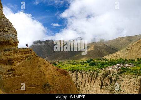 Jeune femme, randonneur, Trekker dans le typique paysage surréaliste pour Mustang dans le désert autour de la haute vallée de la Kali Gandaki, la plus profonde vallée dans le Banque D'Images