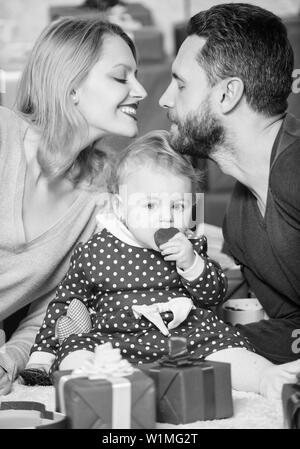 L'amour et la confiance dans la famille. Femme et homme barbu avec petite fille. Valentines Day. Journée pour célébrer leur amour. Le Shopping. Boxing day. père, mère et enfant doughter. Famille heureuse à présent fort. Banque D'Images