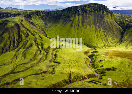 Vue aérienne de vert des montagnes, Rivière et glacier, Fjallabak, Highlands, Sud de l'Islande, Islande, Europe Banque D'Images