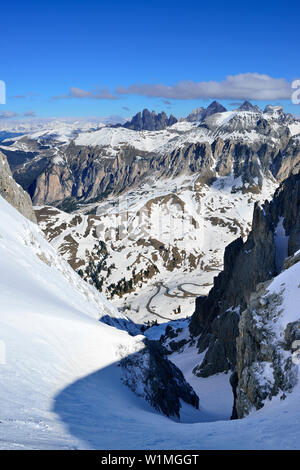 Couloir étroit en Val, Robert Englund groupe Geisler en arrière-plan, Groupe du Sella, Dolomites, Tyrol du Sud, Italie Banque D'Images