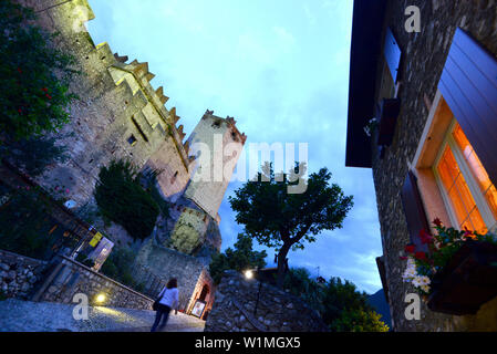Dans la soirée au château , Malcesine, eastern shore, lac de Garde, Vénétie, Italie Banque D'Images