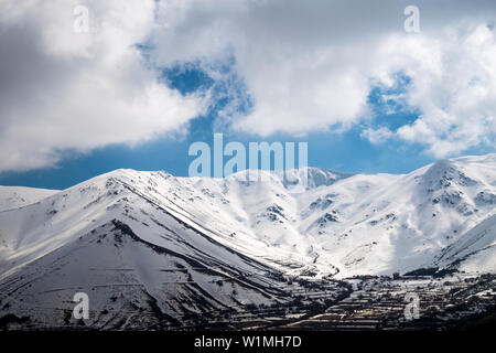 Paysages de montagne enneigée, Bozdag, Izmir, Turquie. Paysage d'hiver. Banque D'Images