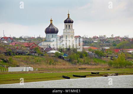 Voir à l'église et village de Ghindaresti (près de Harsova) , Danube , Roumanie , Europe Banque D'Images