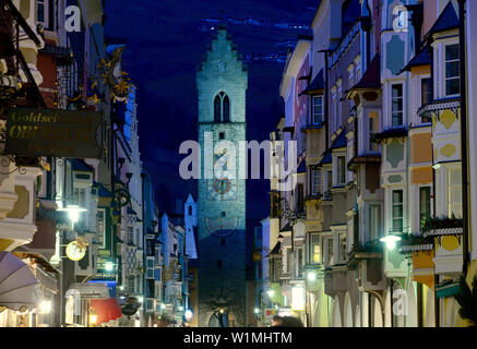 Allée principale à Sterzing dans la nuit, l'Autriche, le Tyrol du Sud, Italie Banque D'Images