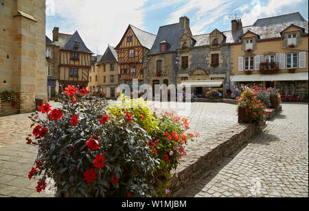 Promenade à travers la vieille ville de Malestroit, Oust et, Canal de Nantes à Brest, Departement Morbihan, Bretagne, France, Europe Banque D'Images