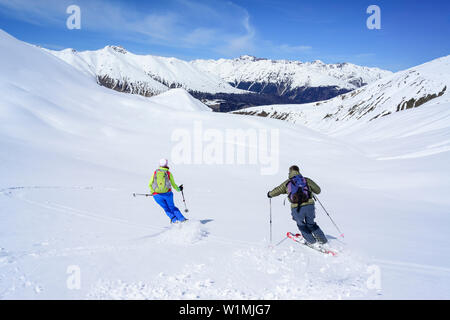 Deux personnes de l'arrière-pays de ski alpin, le Piz Piz Uter Uter, Alpes Livigno, Engadine, Grisons, Suisse Banque D'Images