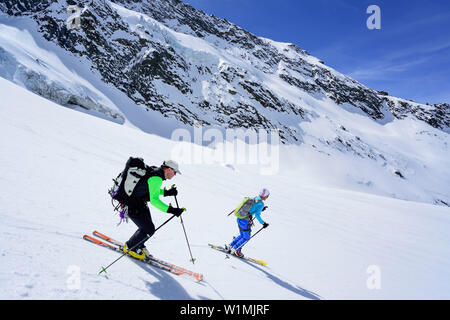 Deux personnes de l'arrière-pays de ski alpin, Dreiherrnspitze Dreiherrnspitze, vallée d'Ahrntal, gamme de Hohe Tauern, le Tyrol du Sud, Italie Banque D'Images
