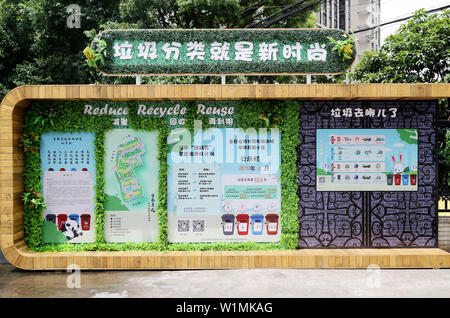 (190703) -- BEIJING, 3 juillet 2019 (Xinhua) -- Photo prise le 24 juin 2019 montre le tri des ordures au mur d'une publicité dans la communauté du District de Zhabei de Shanghai, à l'est de la Chine. (Xinhua/Fang Zhe) Banque D'Images