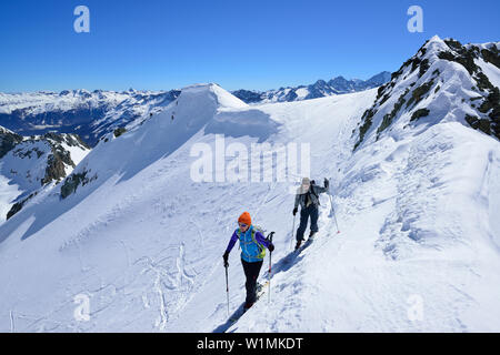 Deux skieurs de l'arrière-pays l'ordre croissant à l'Oberhalbstein Piz Lagrev, Alpes, Engadine, Canton des Grisons, Suisse Banque D'Images