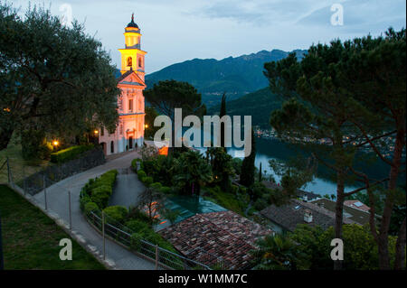 Vico Morcote Monte avec l'église à la tombée de la nuit, le lac de Lugano, le lac de Lugano, l'UNESCO World Heritage Site San Giorgio, Tessin, Suisse Banque D'Images