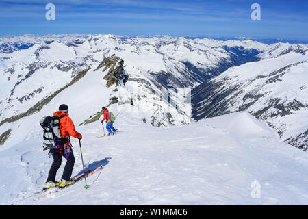 Deux personnes de l'arrière-pays de ski alpin, Dreiherrnspitze Dreiherrnspitze, vallée d'Ahrntal, gamme de Hohe Tauern, le Tyrol du Sud, Italie Banque D'Images