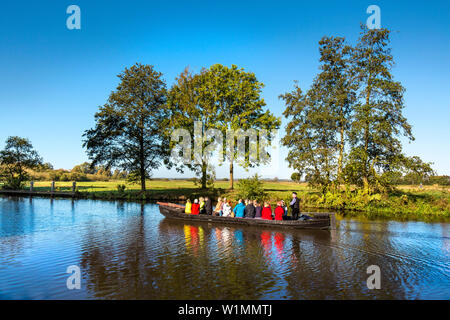 Excursion en bateau sur la rivière Hamme, Worpswede, Teufelsmoor, Basse-Saxe, Allemagne Banque D'Images