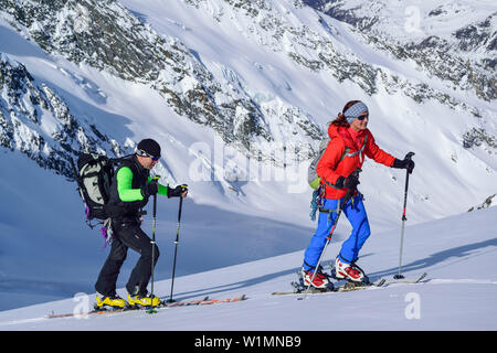 Deux personnes ski ordre croissant vers Dreiherrnspitze, Dreiherrnspitze, vallée d'Ahrntal, gamme de Hohe Tauern, le Tyrol du Sud, Italie Banque D'Images