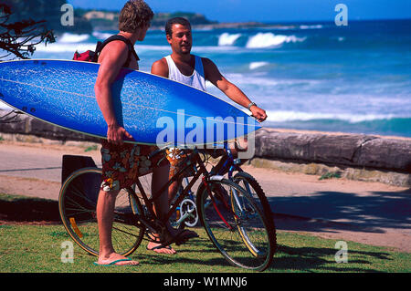 Surfer auf dem Fahrrad, Manly Beach, en in Kanada Banque D'Images