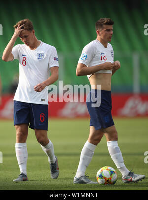 L'Angleterre Kieran Dowell (à gauche) et Mount Mason (à droite) Banque D'Images