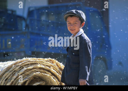 Junge auf dem Markt, Uiguren Kaschgar, Xinjiang, Chine Banque D'Images