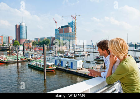 Couple à la recherche d'Elbe Philharmonic Hall site de construction, HafenCity, Hambourg, Allemagne Banque D'Images