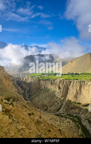 Paysage surréaliste typique de Mustang dans le désert autour de la haute vallée de la Kali Gandaki, la plus profonde vallée au monde. Les champs fertiles ne sont que poss Banque D'Images