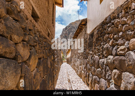 Anciens murs de pierre dans une rue à Ollantaytambo, Pérou Banque D'Images