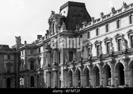 Paris, France - 29 juin 2017 : le Musée du Louvre en noir et blanc Banque D'Images