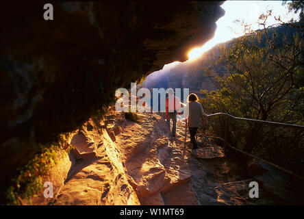 Deux randonneurs à la descente à Wentworth Falls, Blue Mountains, New South Wales Australie Banque D'Images