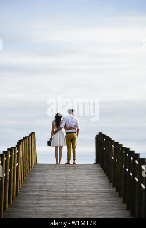 Couple de mariés sur la plage de Vale do Lobo, Algarve, Portugal Banque D'Images