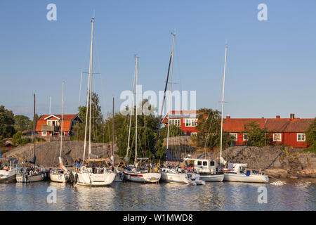 Harbour à Berg sur l'île de l'archipel de Stockholm en Moeja, Uppland, Stockholms terre, sud de la Suède, Suède, Scandinavie, dans le Nord de l'Europe Banque D'Images