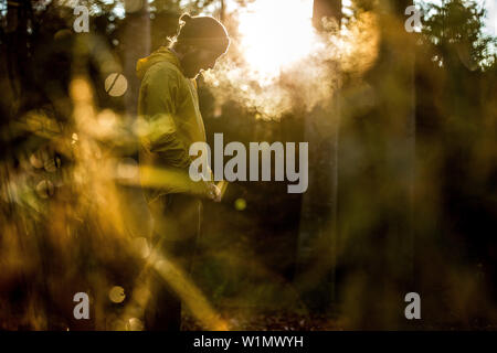 Young male runner ayant une courte pause dans une forêt, Allgaeu, Bavaria, Germany Banque D'Images