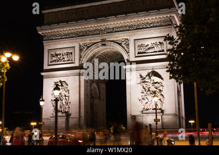 Paris, France - 30 juin 2017 : l'Arc de Triomphe de l'étoile dans la nuit longue exposition. Banque D'Images