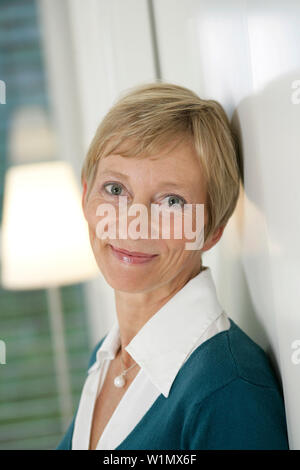 Young woman looking at camera, Styrie, Autriche Banque D'Images