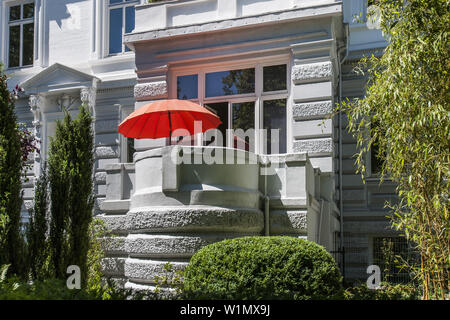 Parasol rouge moderne sur le balcon d'une maison art nouveau à Hambourg, Hambourg, Allemagne Banque D'Images