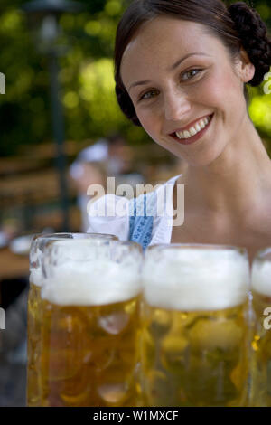 Jeune femme, noodles, verres à bière steins, Le Lac de Starnberg, en Bavière, Allemagne Banque D'Images